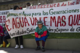 یک زن در تظاهراتی علیه استخراج لیتیوم در جوامع بومی در سن سالوادور د جوجوی، آرژانتین، چهارشنبه، 26 آوریل 2023 شرکت می کند. از آنجایی که معدن لیتیوم توجه جهانی را به خود جلب کرده است، سرنوشت آب در منطقه به طور فزاینده ای از دستان خارج شده است. از آن جوامع (AP Photo/Rodrigo Abd)